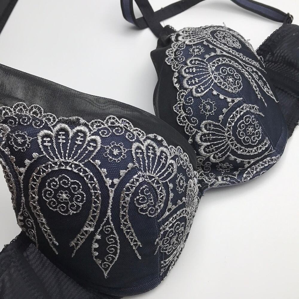 Triumph Blue Floral Embroidered Bra w Mesh Detail Sz 32C